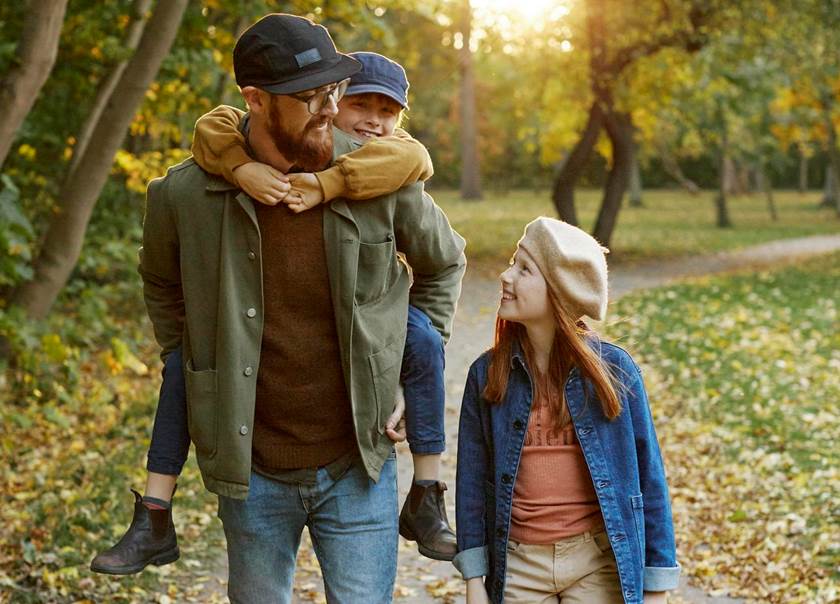 Familj på promenad.