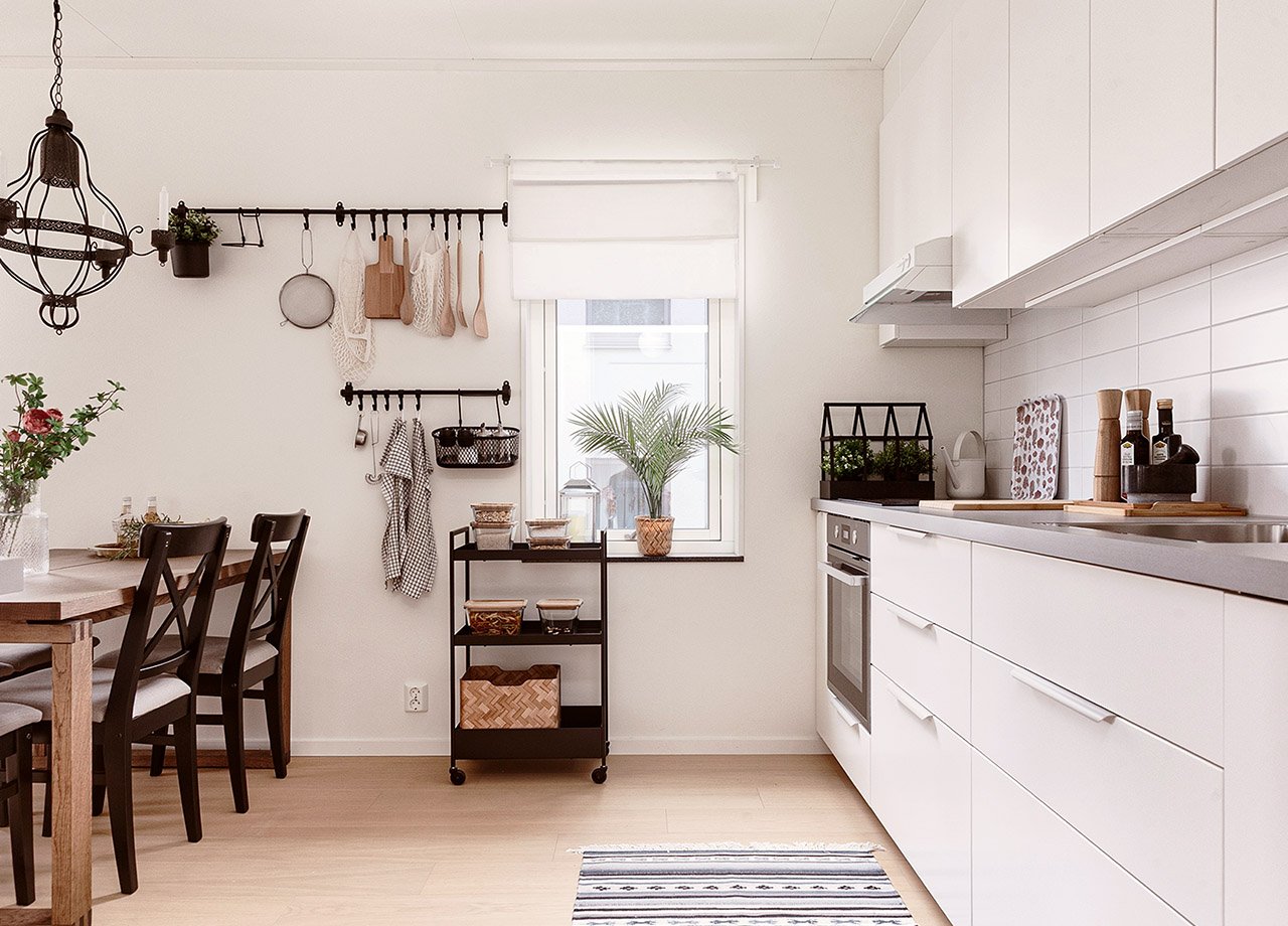 Köket från hallen i BoKlok lägenhet 2 rum och kök.