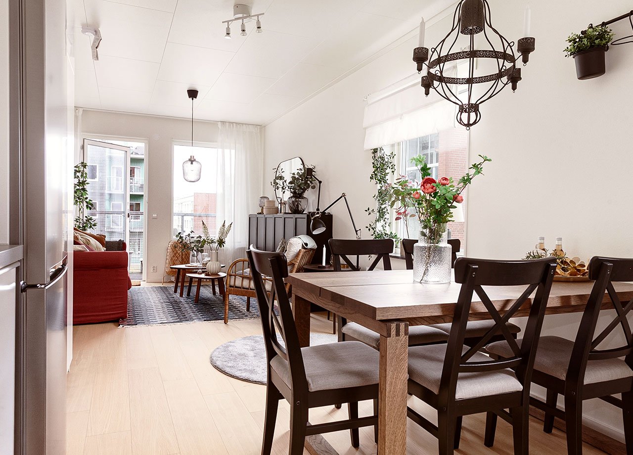 Öppen planlösning mellan kök och vardagsrum i BoKlok lägenhet 2 rum och kök.