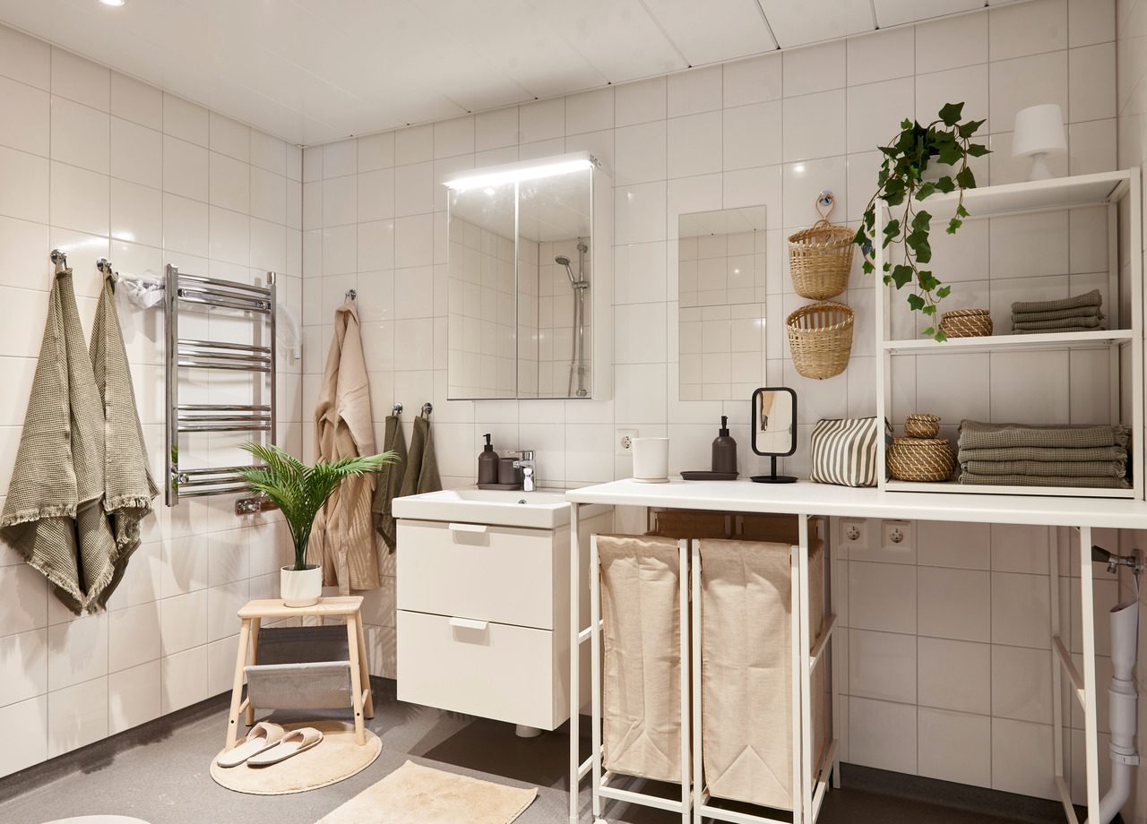 Foto av det rymliga badrummet i en BoKlok lägenhet