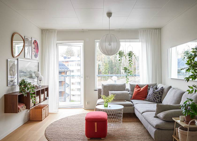 Allrum med matsalsbord, stolar, soffa och stort fönster
