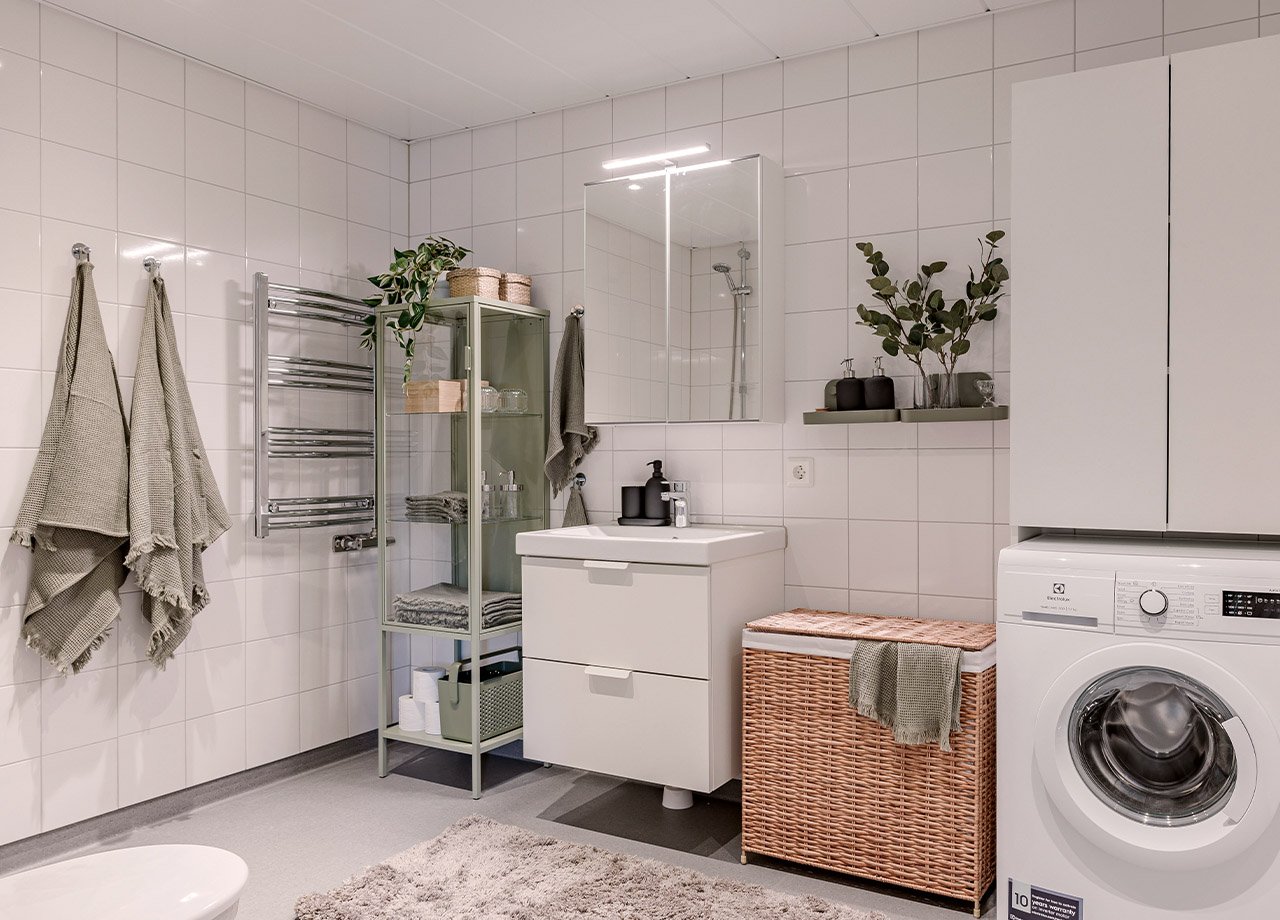 Foto av badrum i BoKlok lägenhet.