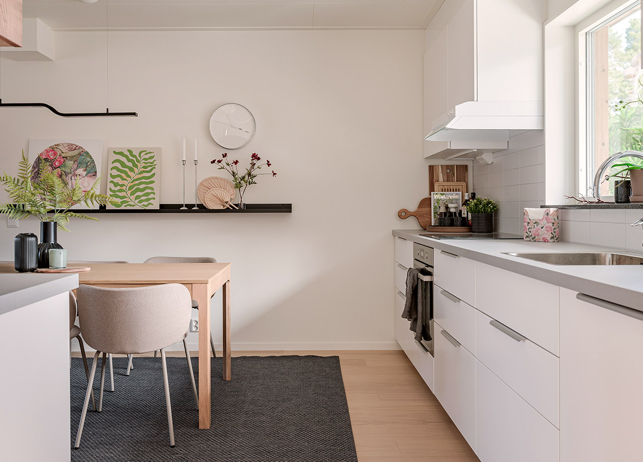 Kök från hallen i BoKlok lägenhet 4 rum och kök.