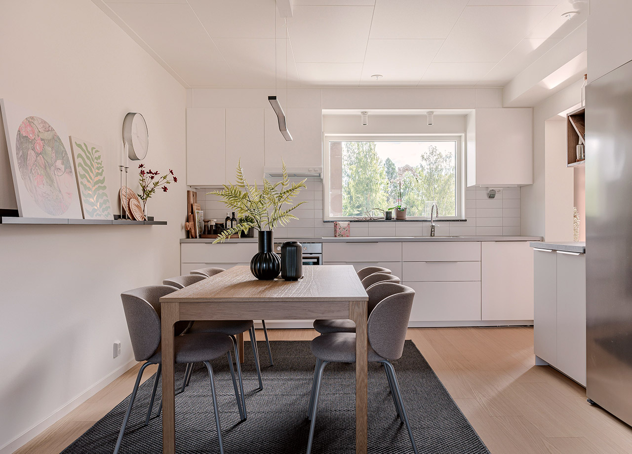 Kök med matsalsbord med fyra stolar i BoKlok lägenhet 4 rum och kök.