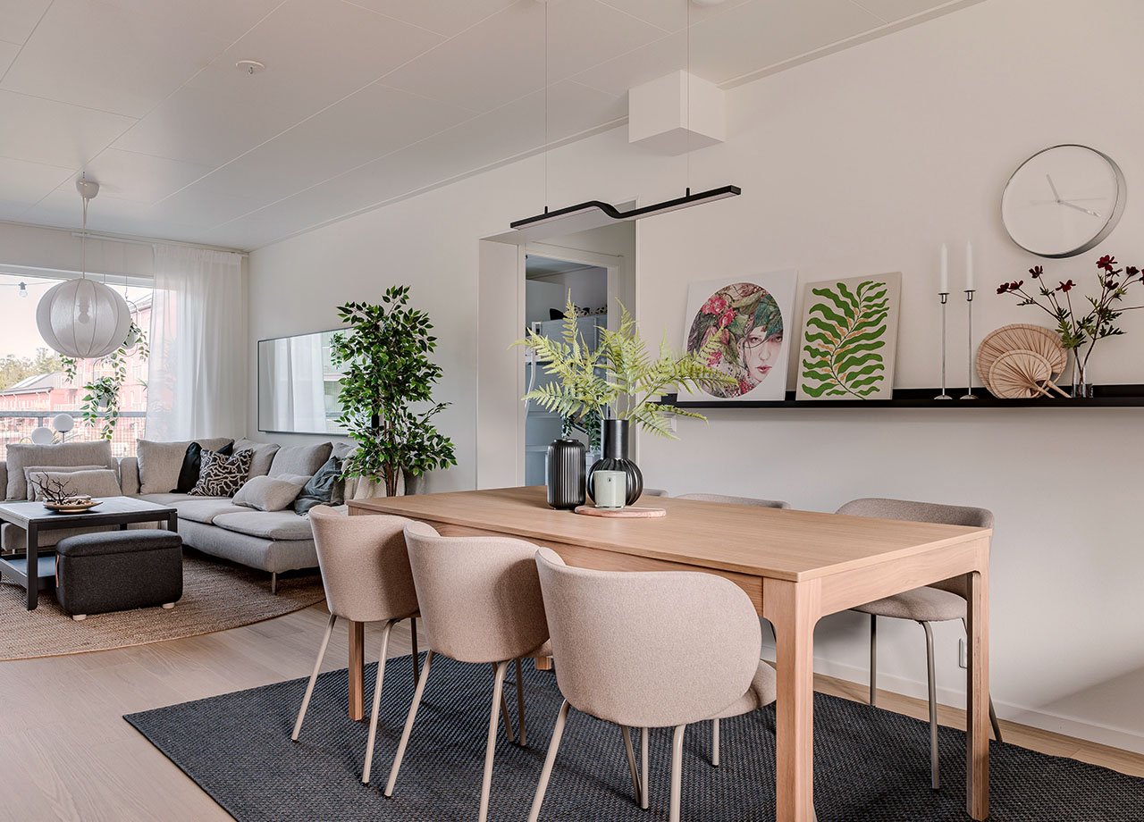Kök med matsalsbord med fyra stolar och öppet mot vardagsrummet i BoKlok lägenhet 4 rum och kök.