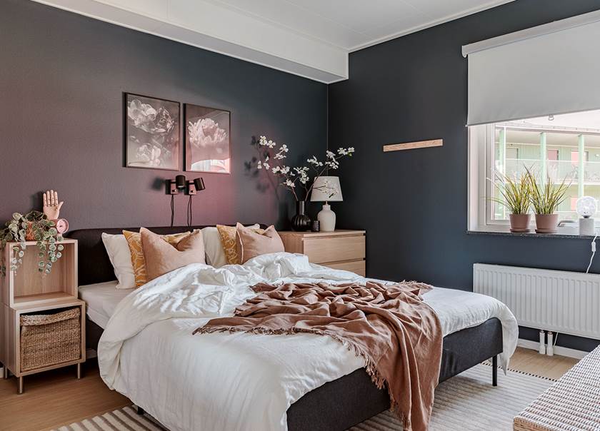 Sovrum med blåmålade väggar i BoKlok lägenhet.