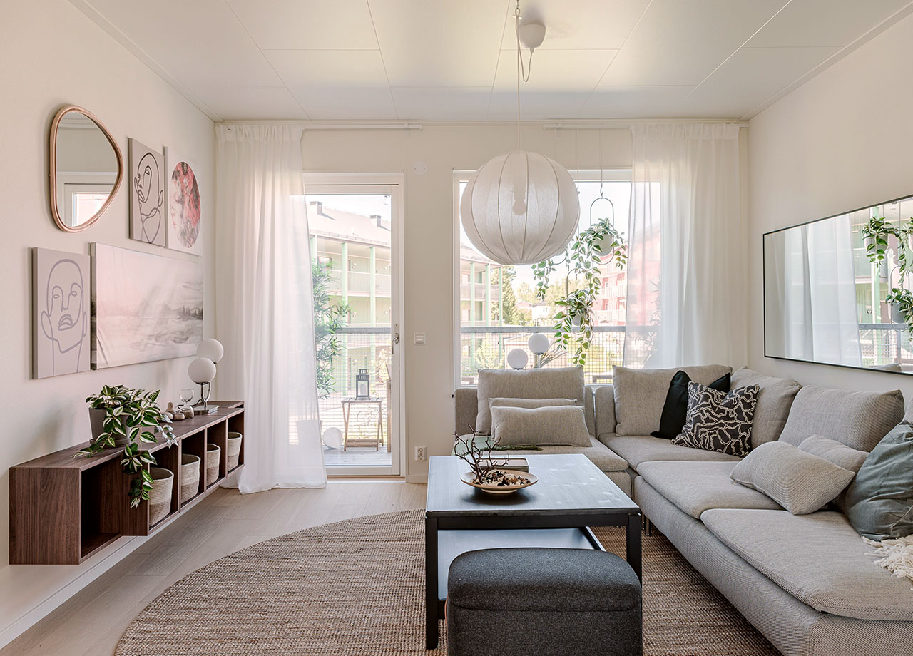 Vardagsrummet med öppet ut till uteplats i BoKlok lägenhet 4 rum och kök.