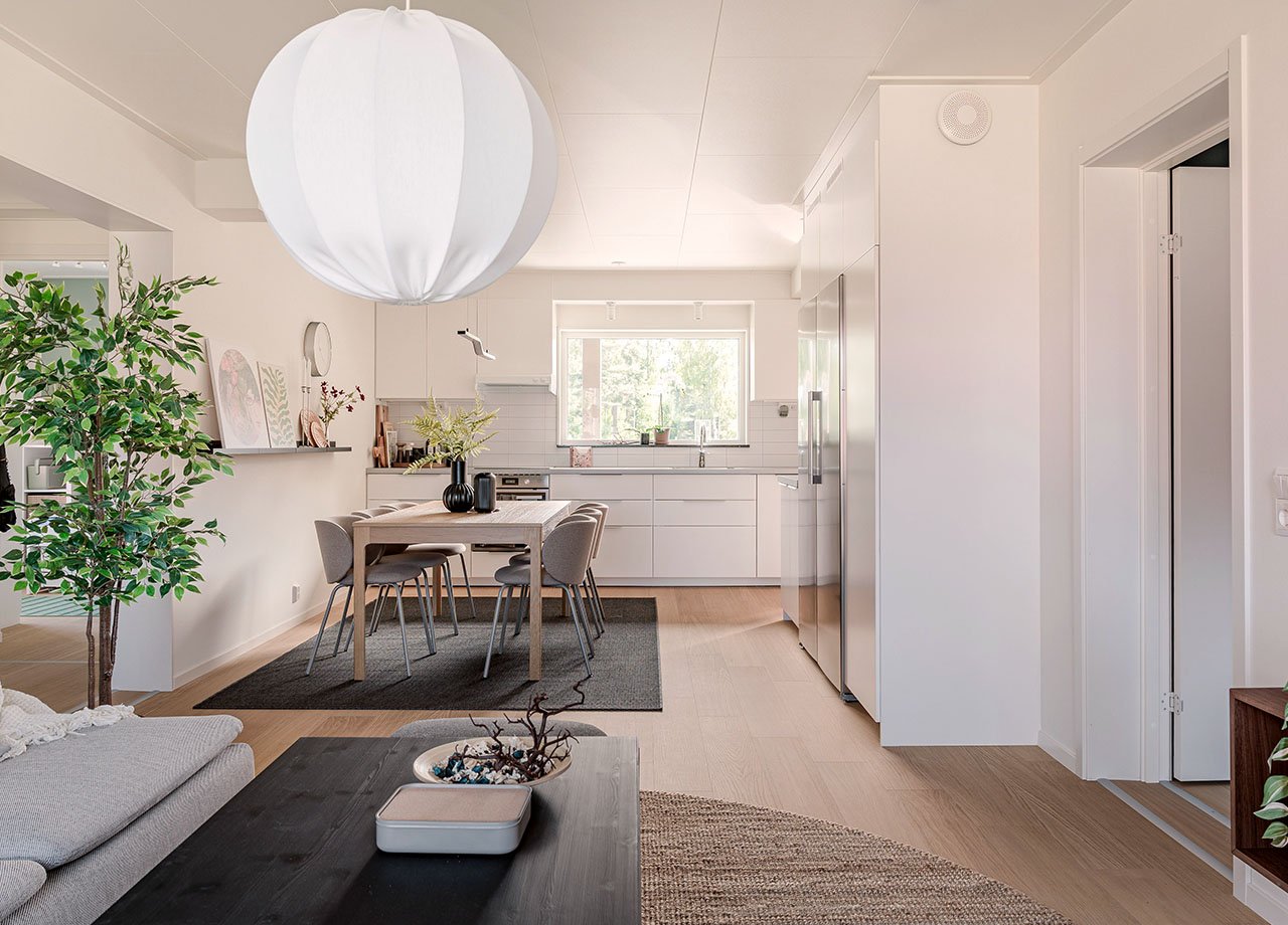 Vardagsrummet med öppen planlösning i BoKlok lägenhet 4 rum och kök.