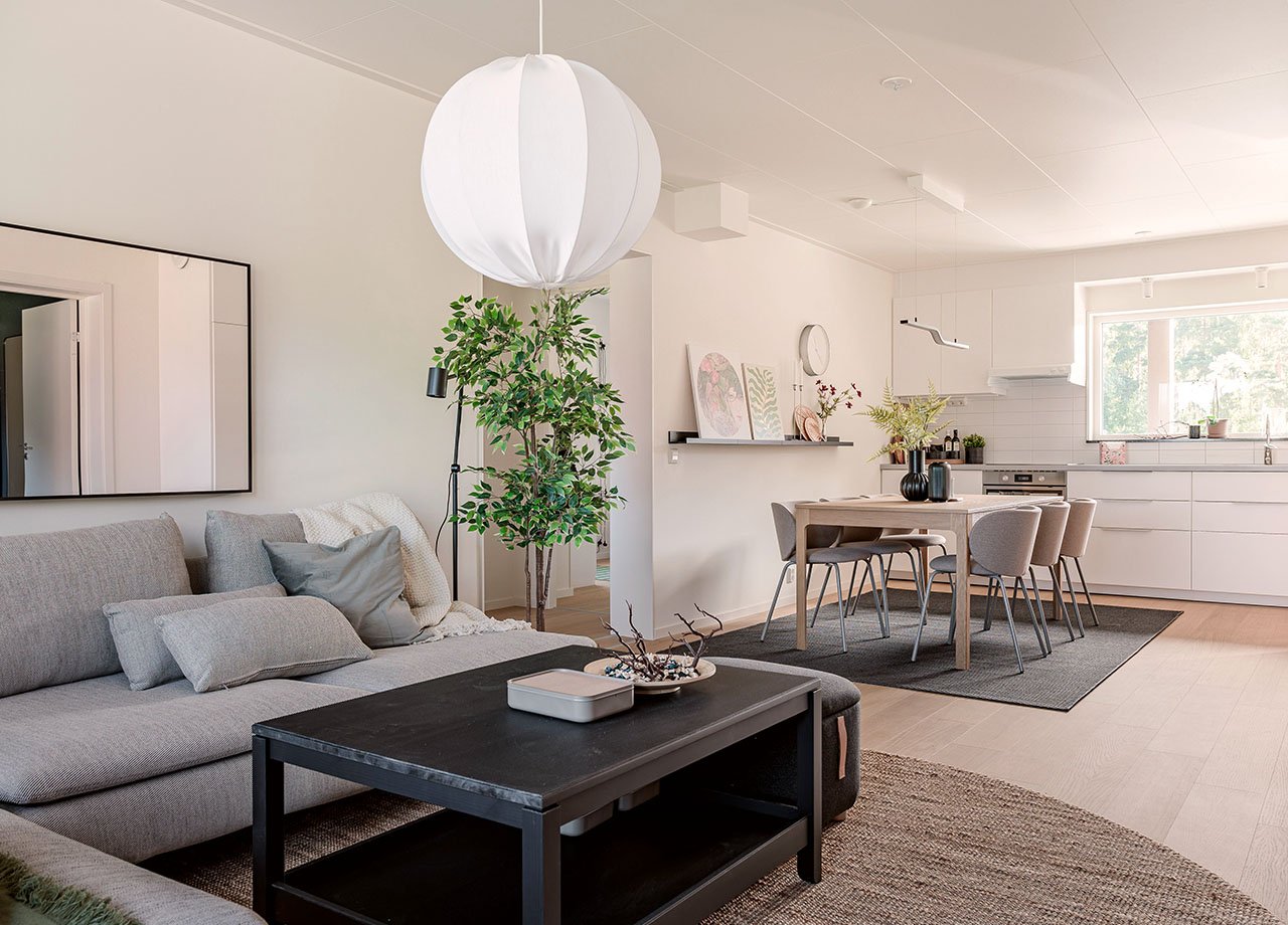 Vardagsrummet med öppet ut till uteplats i BoKlok lägenhet 4 rum och kök.