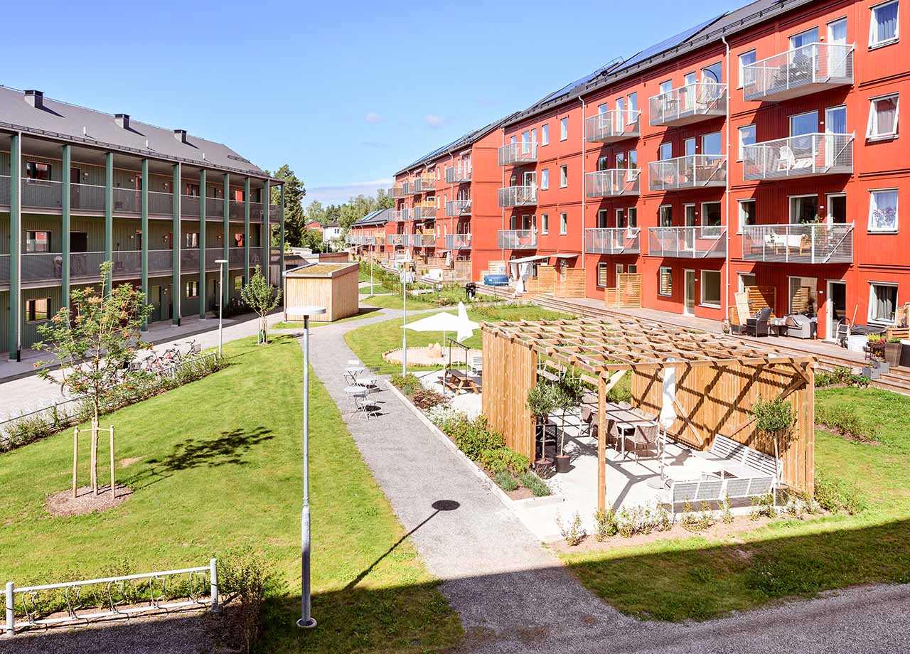 Foto av innergården med pergola i BoKlok Duetten.