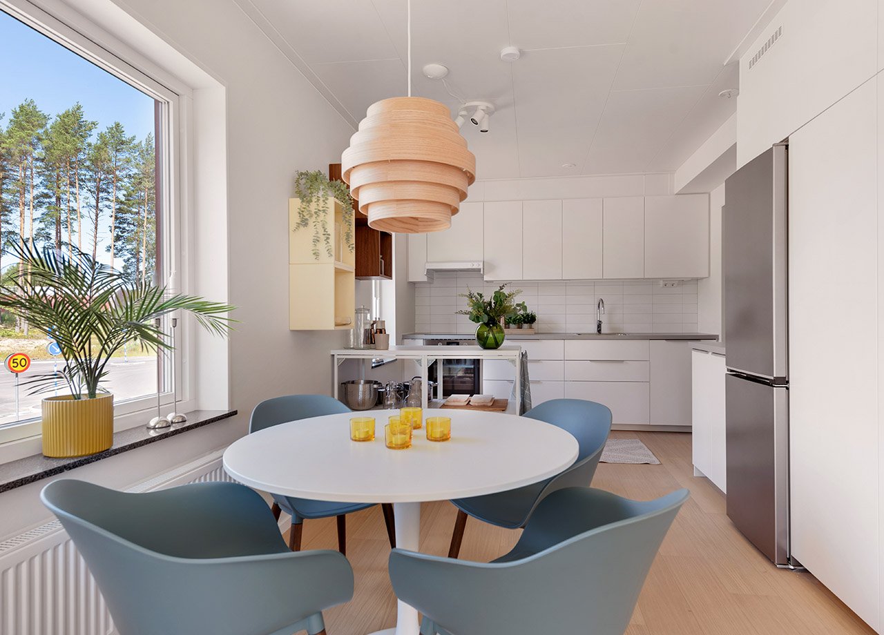 Matbord med fyra stolar i köket i en BoKlok lägenhet 2 rum och kök.