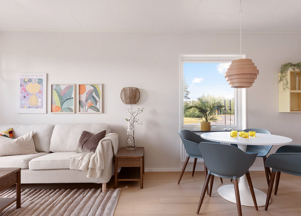 Öppen planlösning mellan kök och vardagsrum i en BoKlok lägenhet 2 rum och kök.