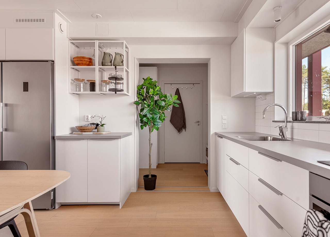 Kök mot hallen i BoKlok lägenhet 4 rum och kök.