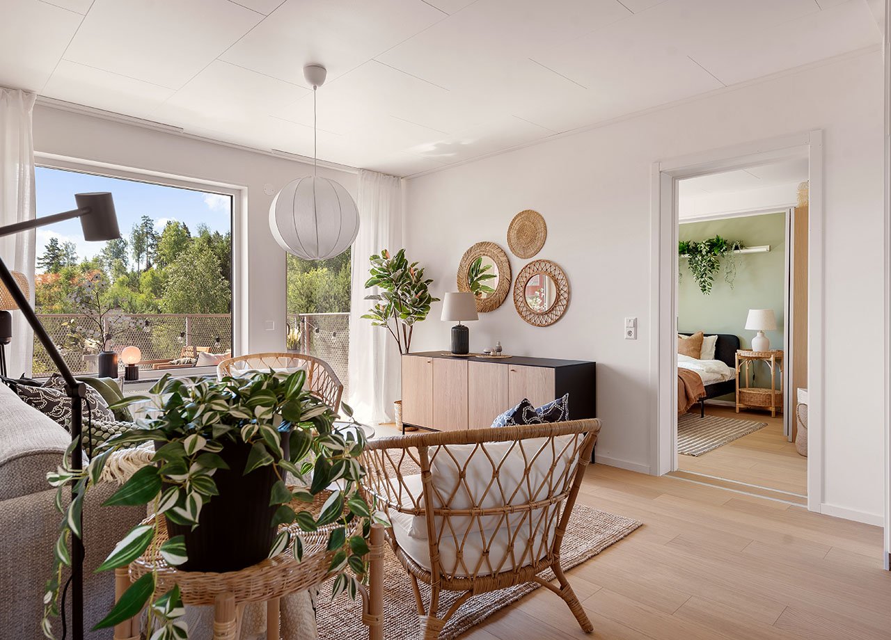 Vardagsrummet med öppet ut till uteplats i BoKlok lägenhet 4 rum och kök.