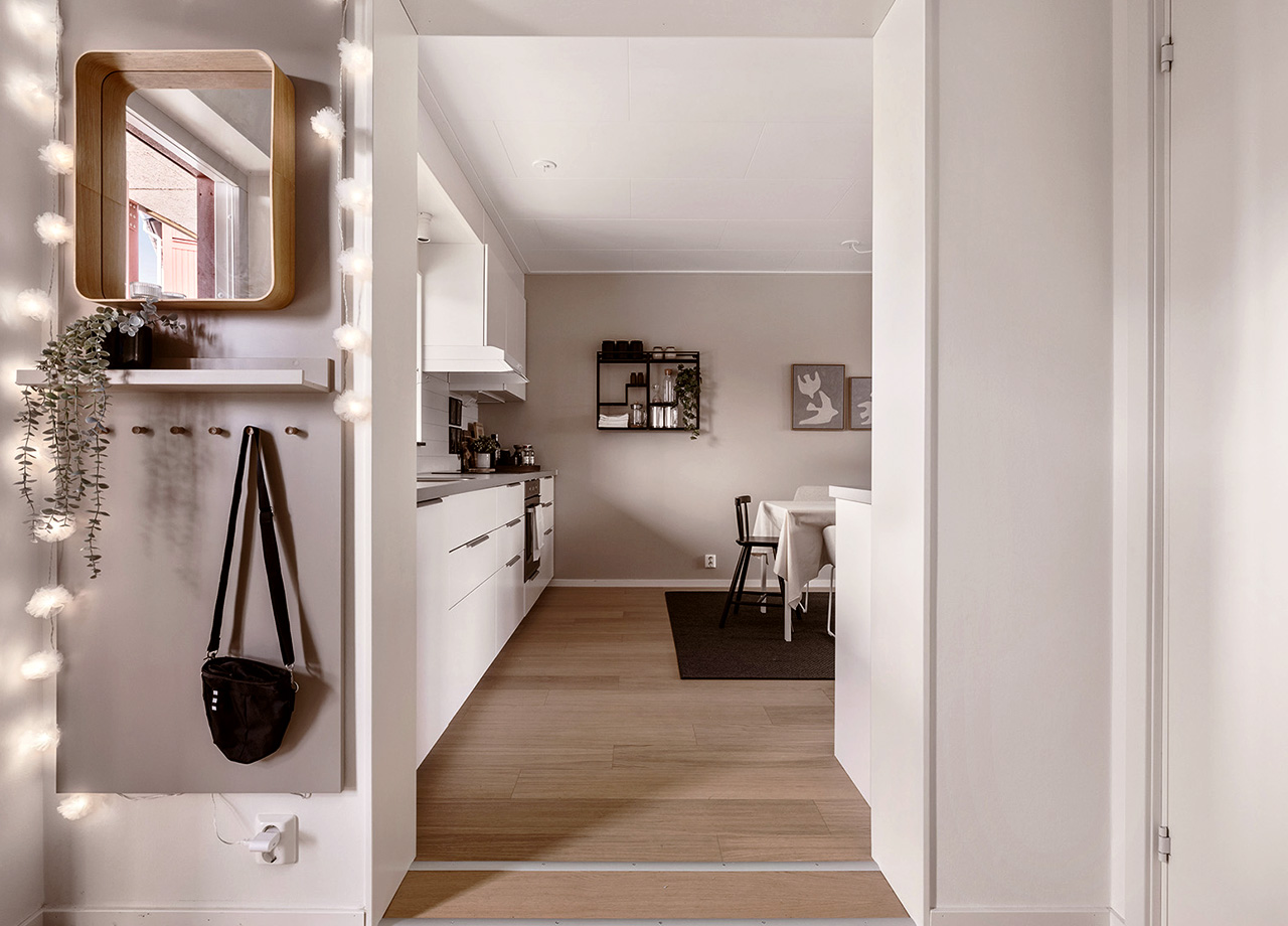 Hall med öppning mot köket i BoKlok lägenhet 3 rum och kök.