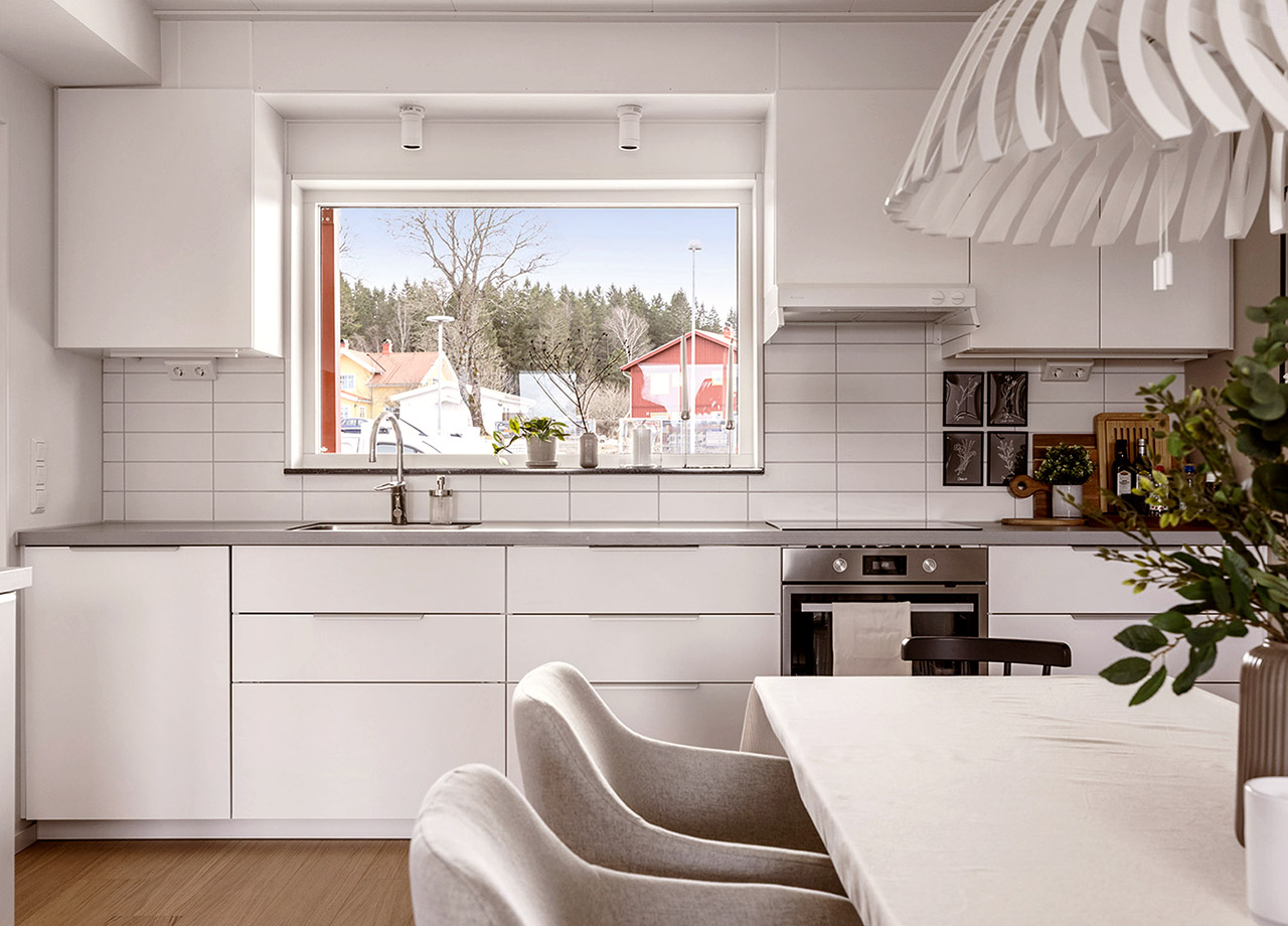 Kök med vita köksluckor och fönster över diskbänk i BoKlok lägenhet 3 rum och kök.