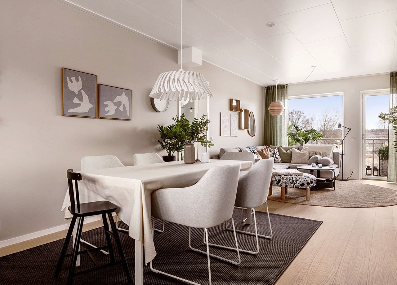 Öppen planlösning mellan kök och vardagsrum i BoKlok lägenhet 3 rum och kök.