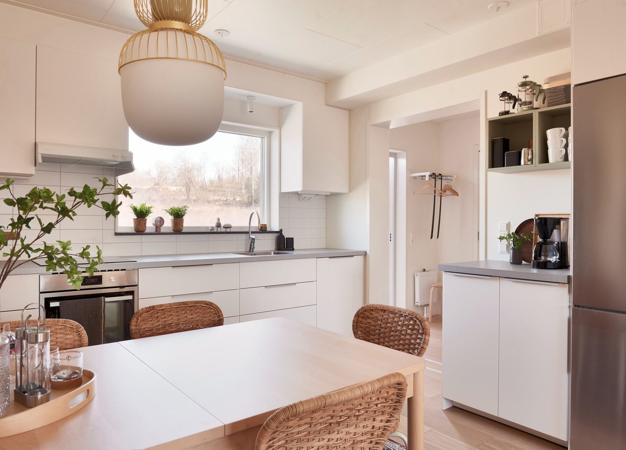 Foto från en Boklok lägenhet och köket med fönster över diskbänken som bidrar till extra ljus 