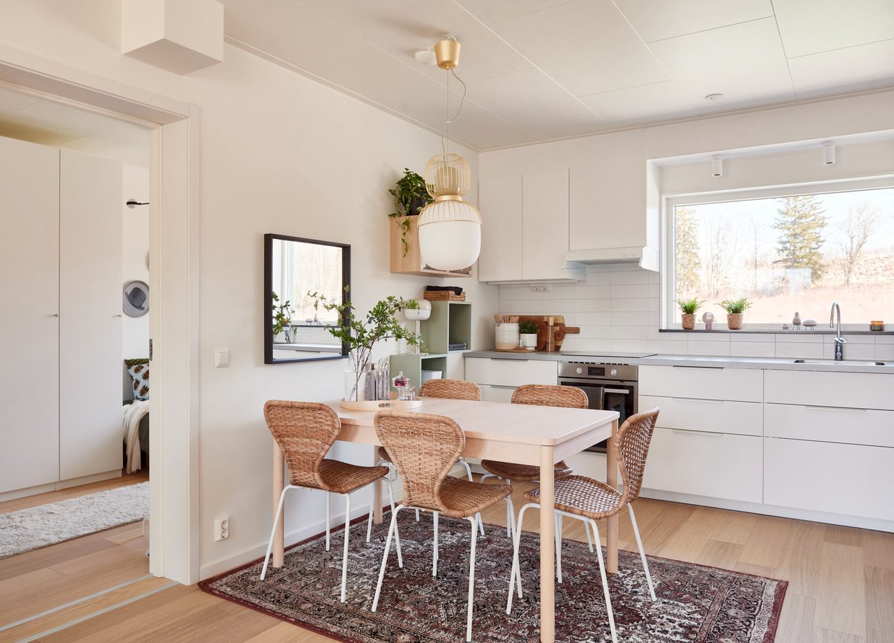 Foto av köket med plats för ett riktigt matbord i en BoKlok trerumslägenhet