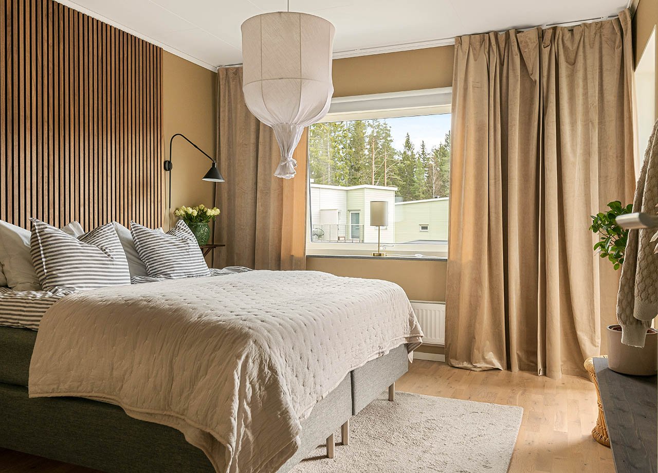 Stora sovrummet med dubbelsäng i BoKlok radhus 117 kvm