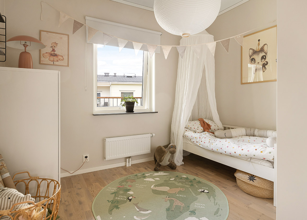 Mellersta sovrummet inrett till barnrum i BoKlok radhus 117 kvm