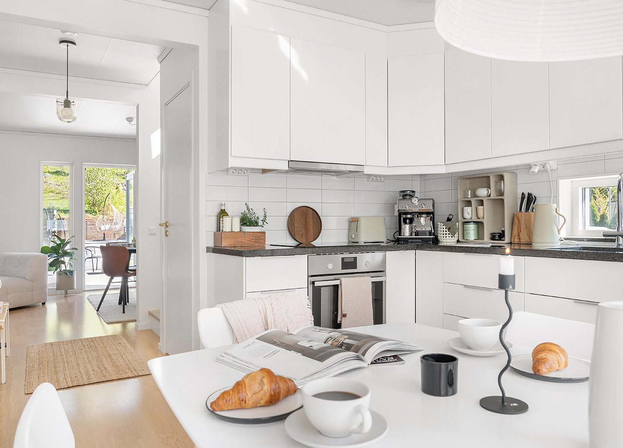 Foto av kök med fika på matbord  i BoKlok radhus.