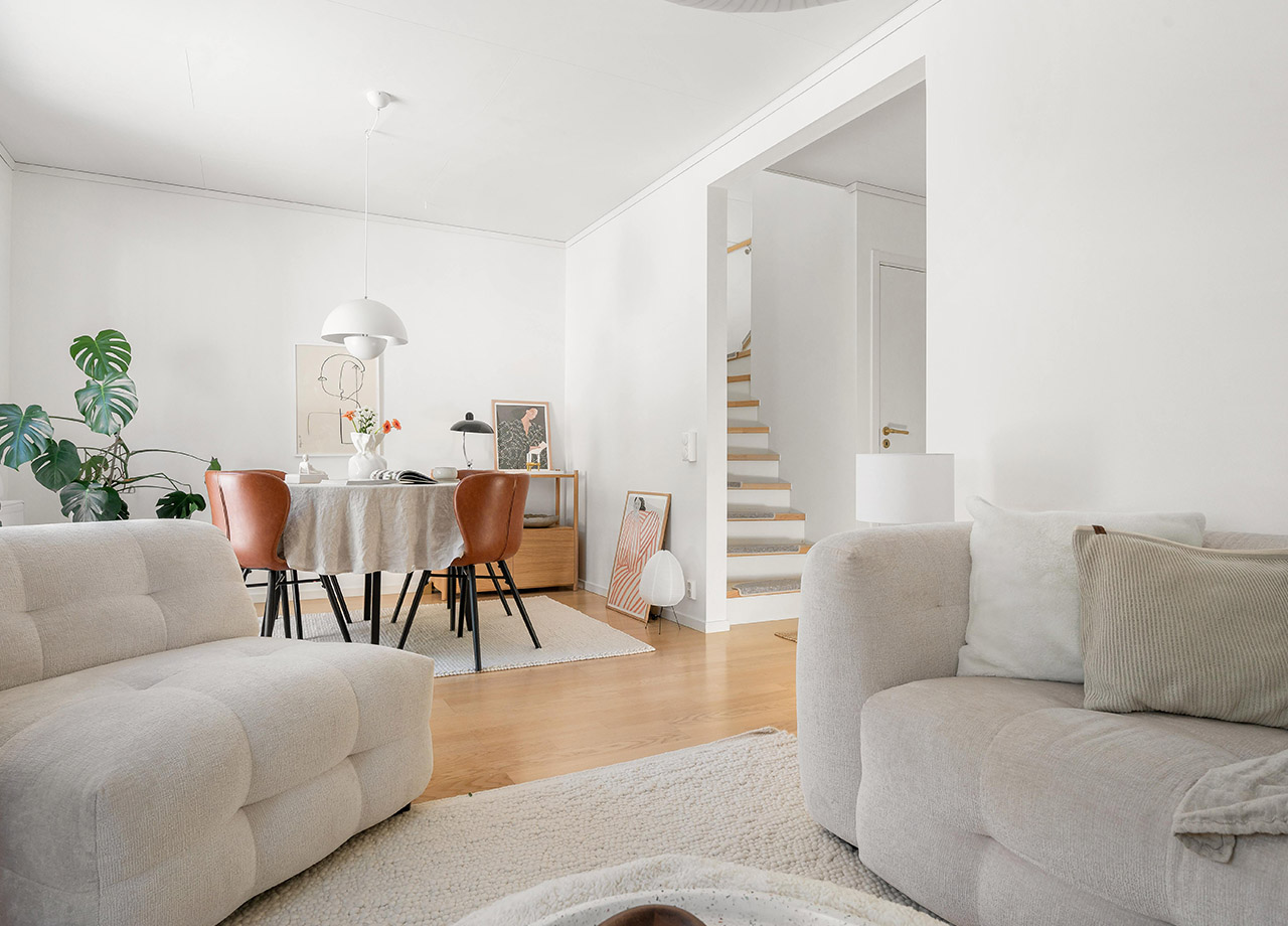 Foto av vardagsrum i BoKlok radhus.