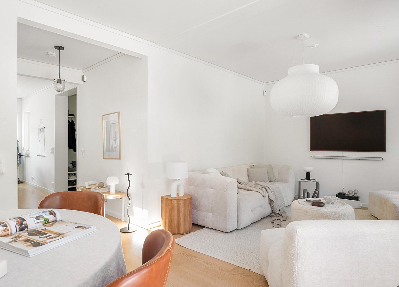 Foto av vardagsrum med soffgrupp i BoKlok radhus.