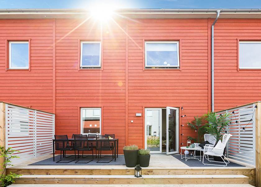 Möblerad altan till ett rött träradhus från BoKlok. Möblerad altan till ett rött träradhus från BoKlok.
