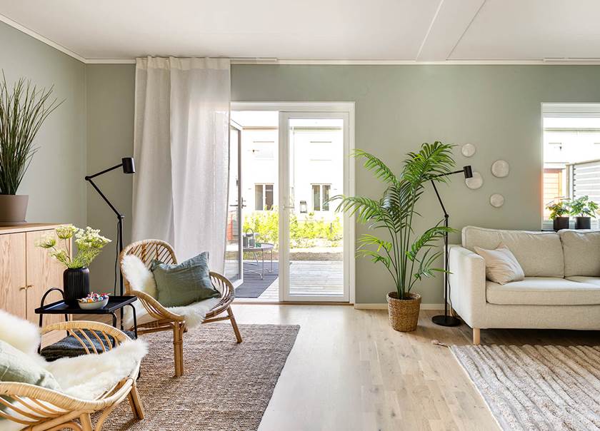 Vardagsrum med öppen altandörr i BoKlok radhus.