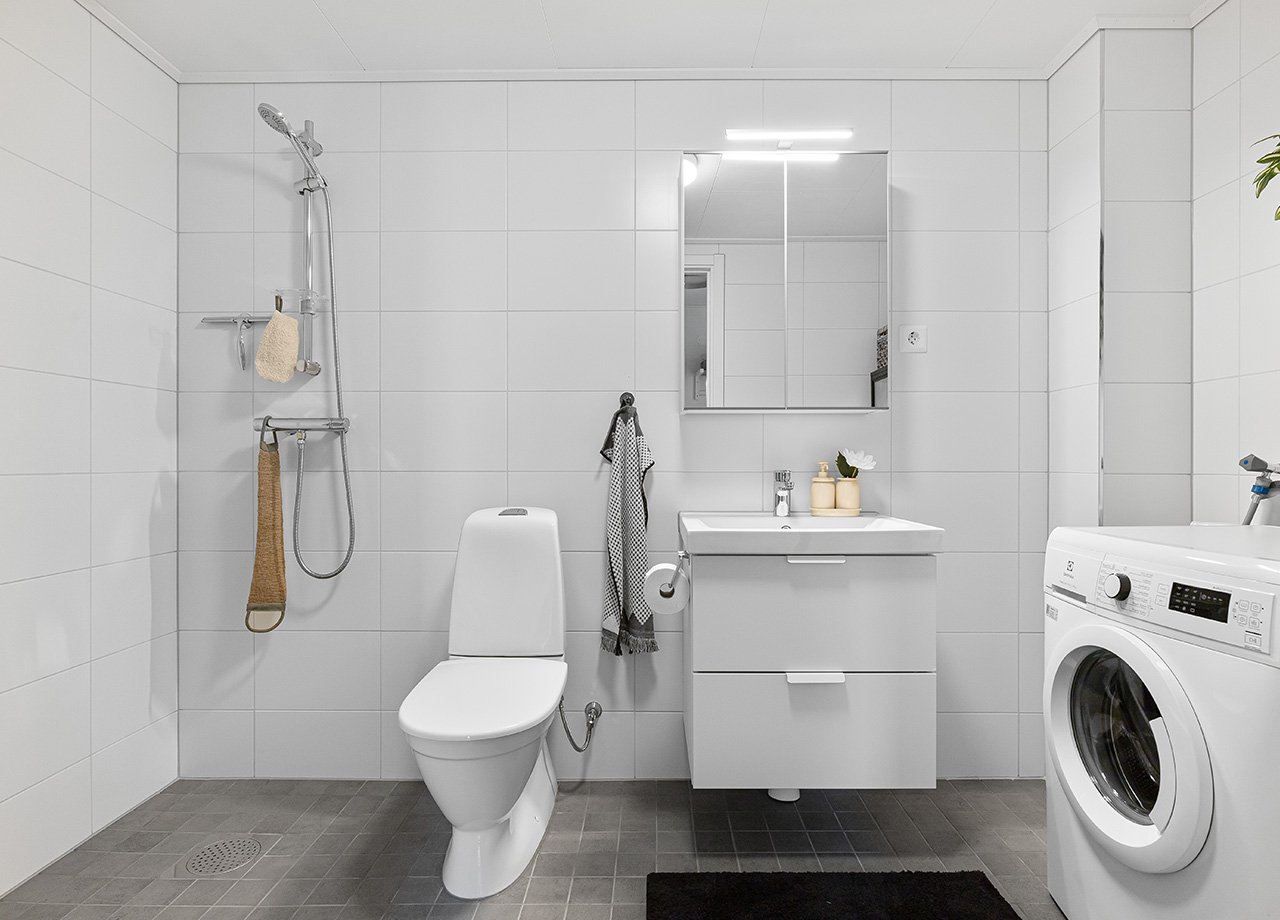 Badrum på nedre plan i BoKlok radhus.