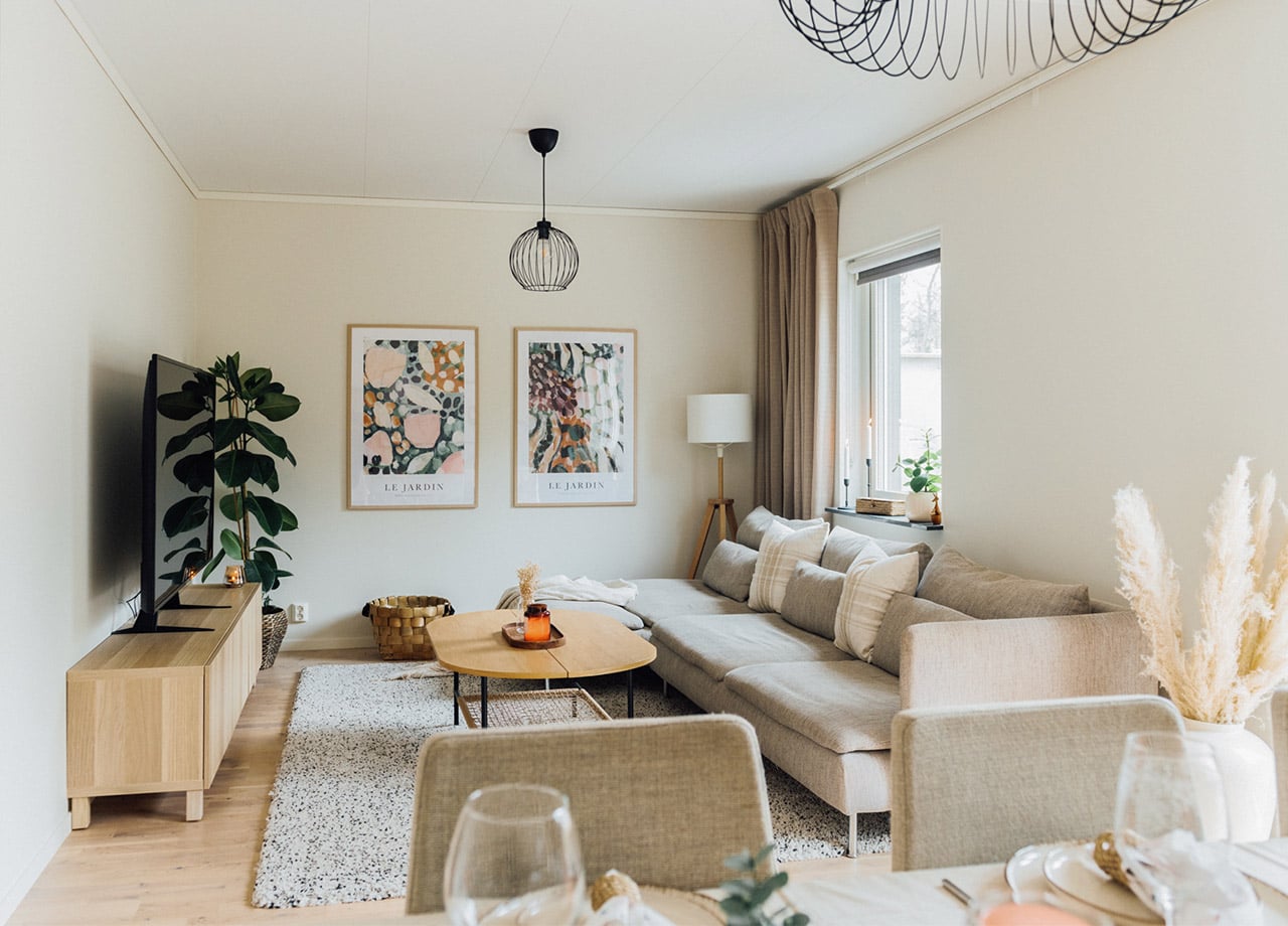 Vardagsrum i beige kulör i boklok radhus