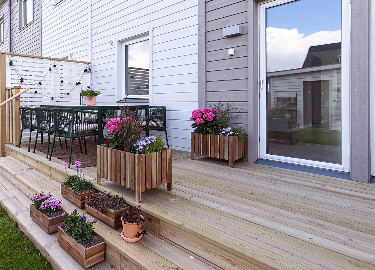 Vitt BoKlok hus med stor altan