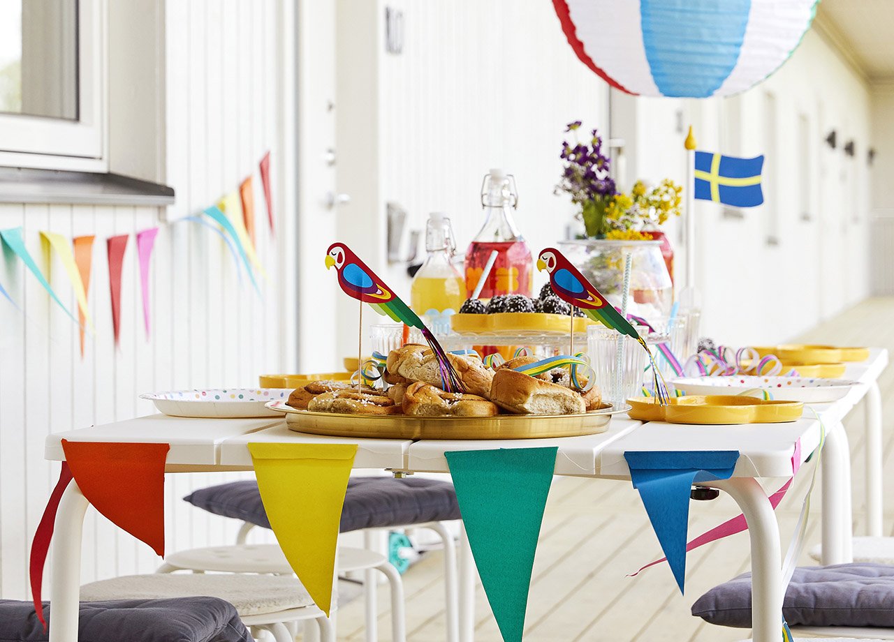 Pyntat bord med fika och vimplar. 