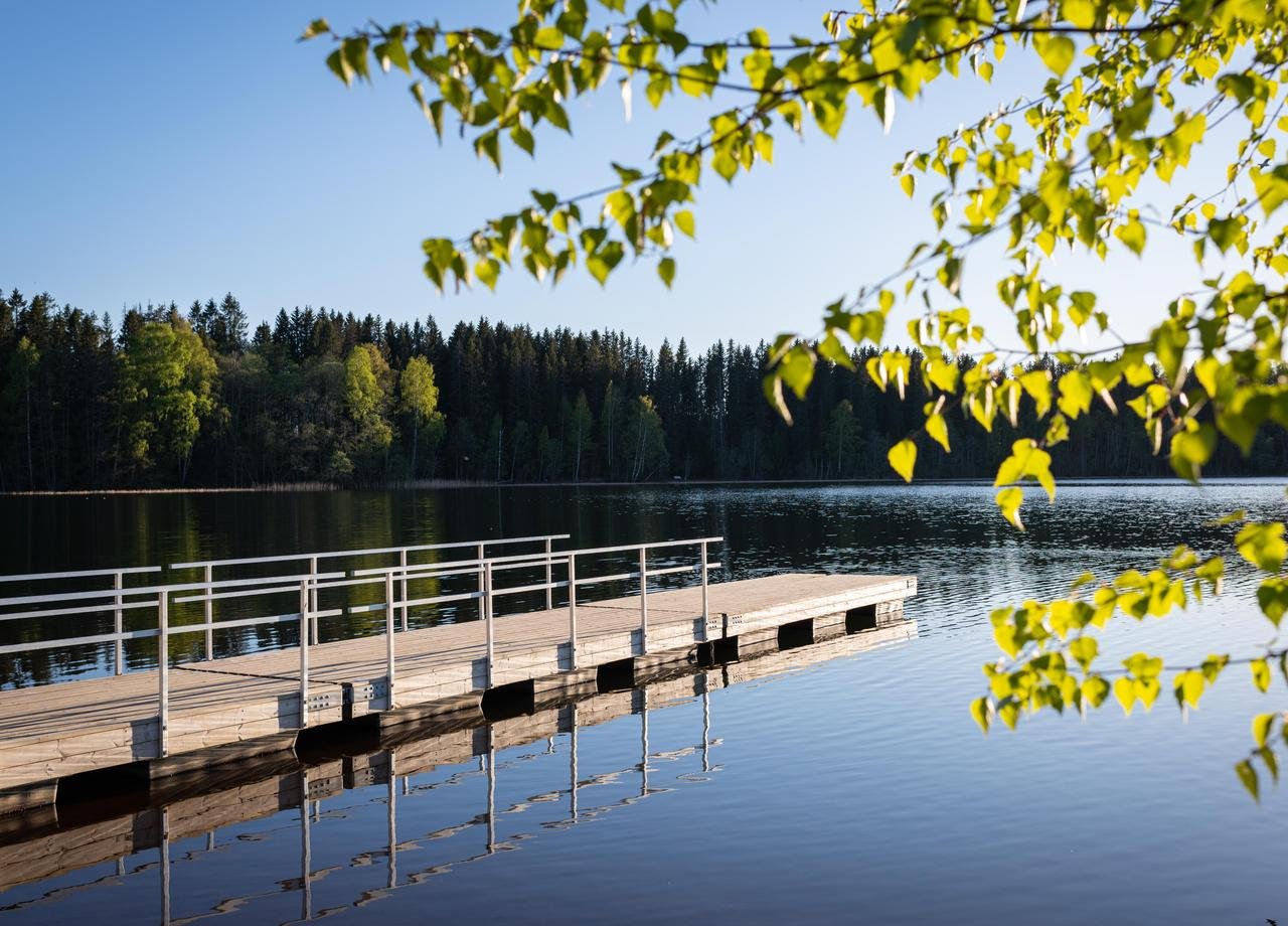 Brygga leder ut i sjö