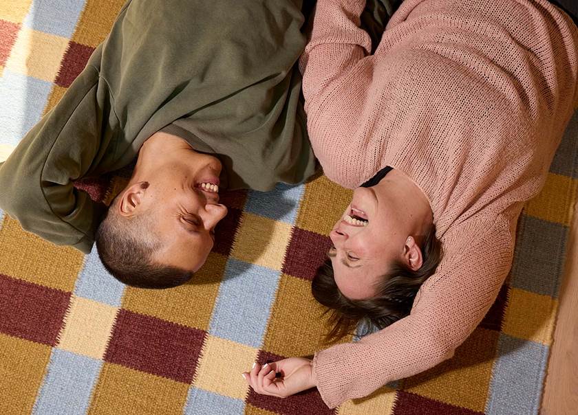 Glatt par ligger bredvid varandra på en rutig matta.