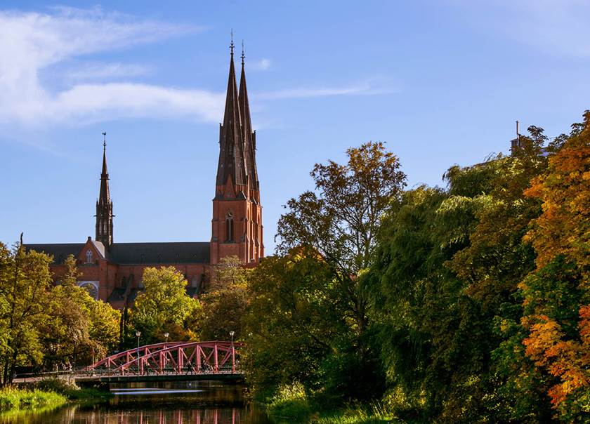 Uppsala stad med fyrisån och Uppsala domkyrka.