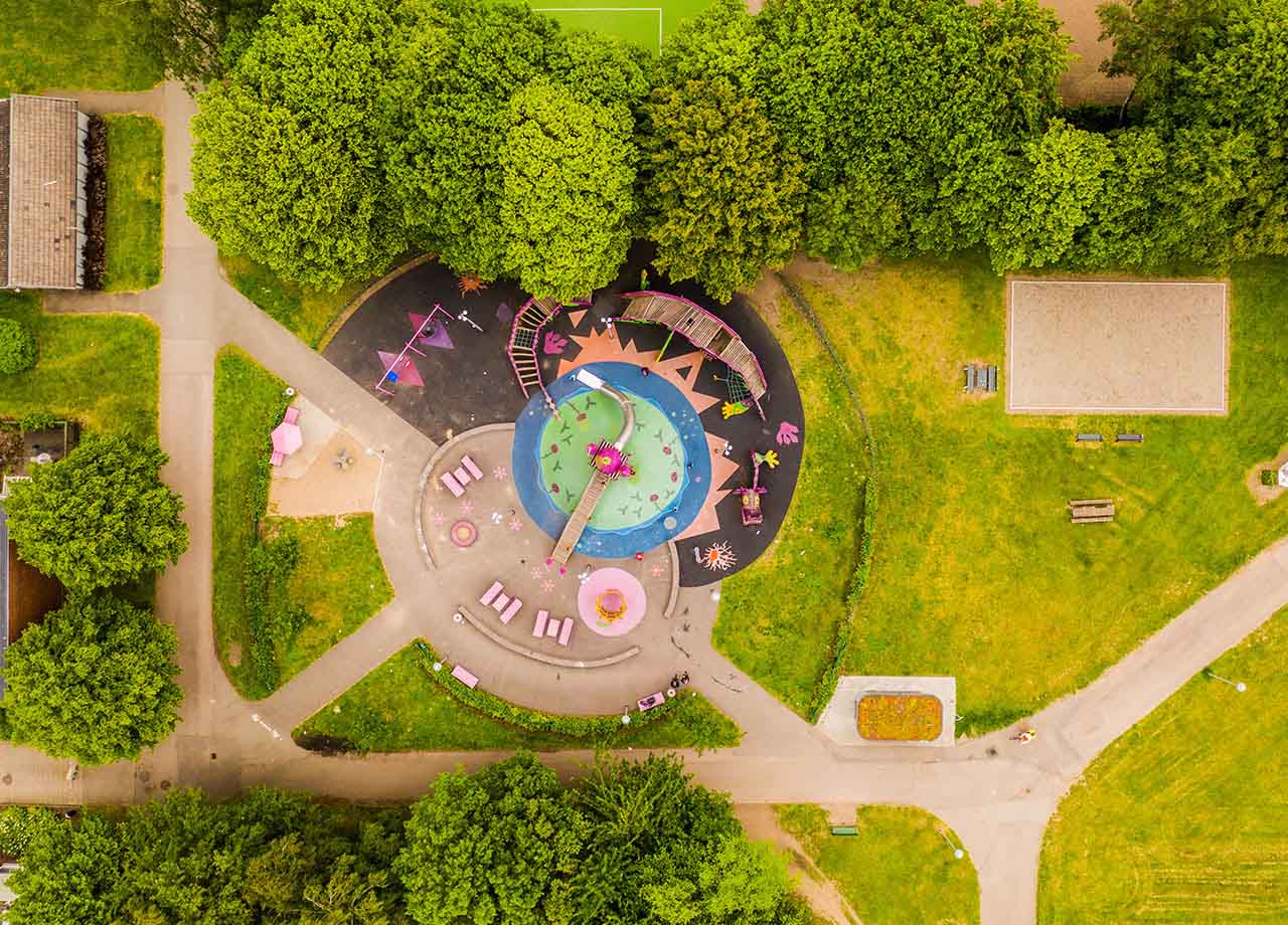 Flygfota över lekplatsen Prinsessor och Drakar på Drottninghög i Helsingborg. Fotograf Oskar Fäldt, Helsingborgs stad
