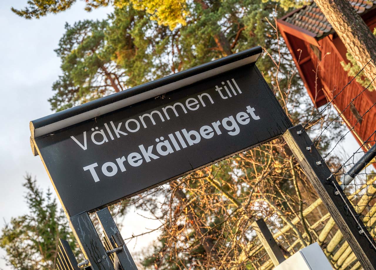 Foto på skylt till Torekällbergets friluftsmuseum