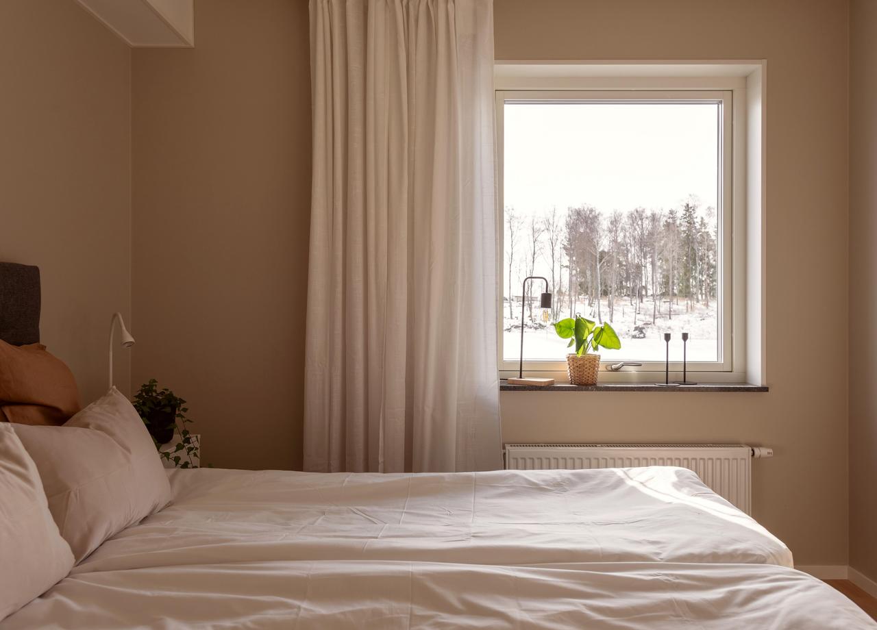 Foto på ett sovrum med en dubbelsäng och fönster