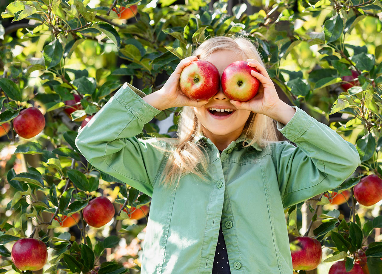 Flicka med äpple