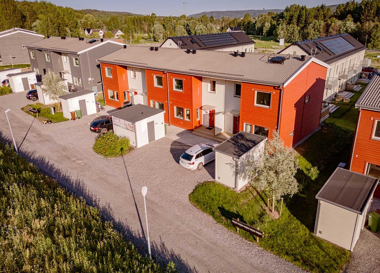 Fotografi på framsidan av radhusen i bostadskvarteret BoKlok Grimman i Sundsvall.