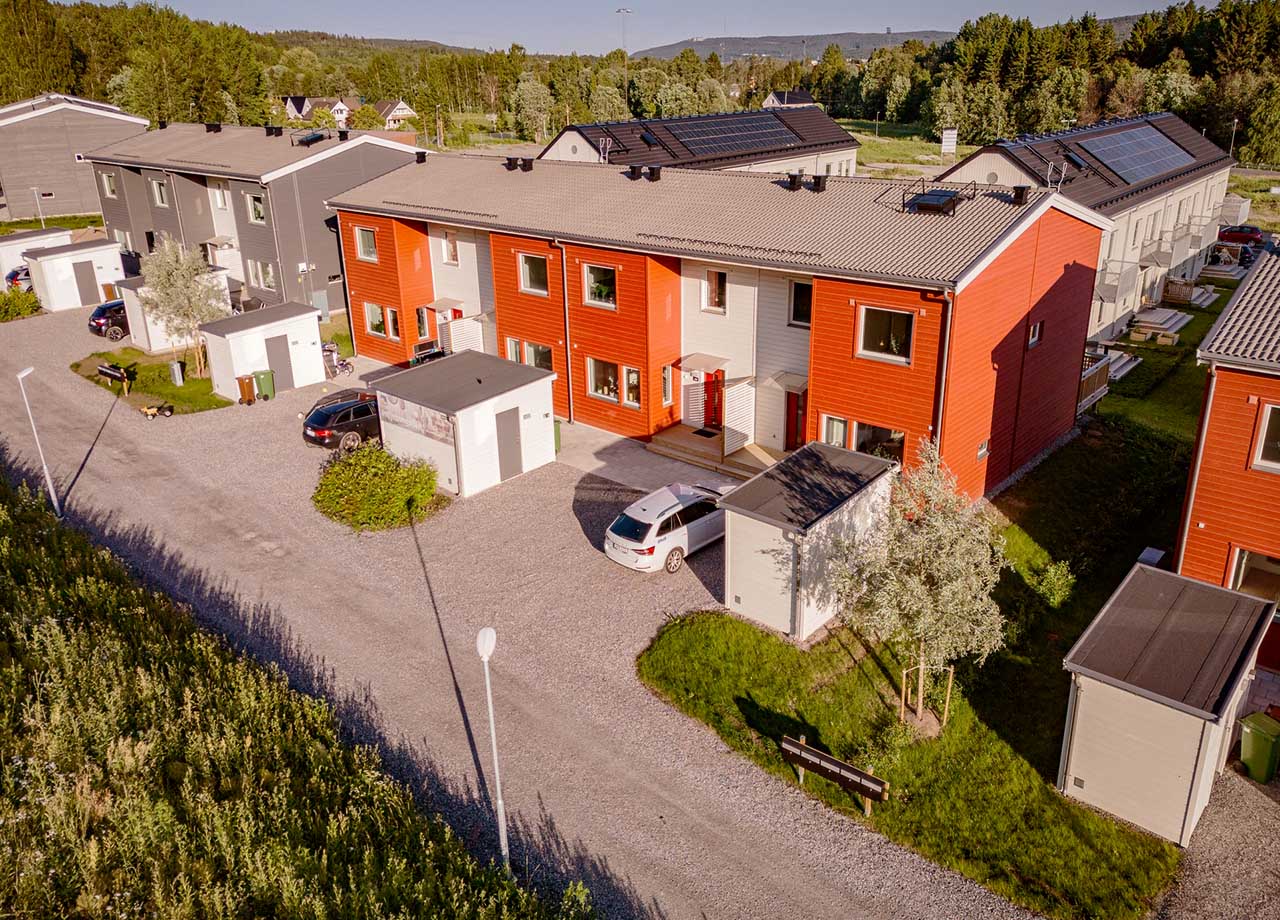 Fotografi på framsidan av radhusen i bostadskvarteret BoKlok Grimman i Sundsvall.