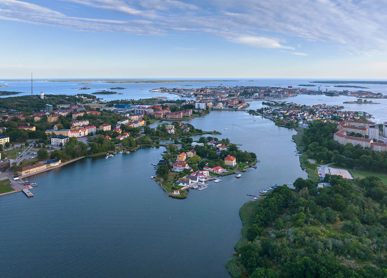 Flygfoto över Karlskrona stad och skärgård.