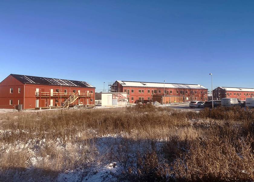 Foto av BoKlok Klövern och de röda husen i trä.