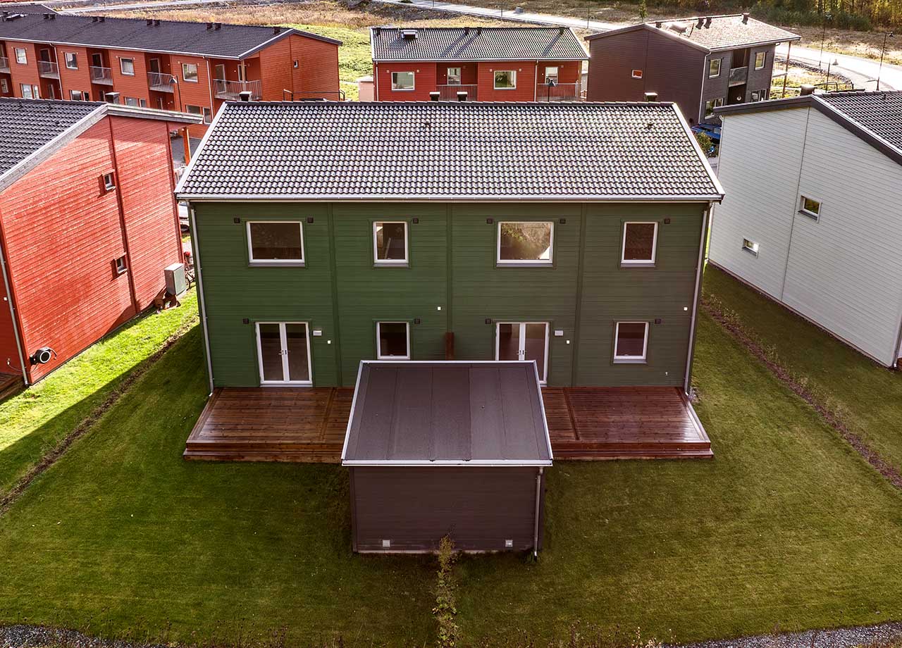 Foto av baksida till ett grönt parhus i BoKlok Kronan.