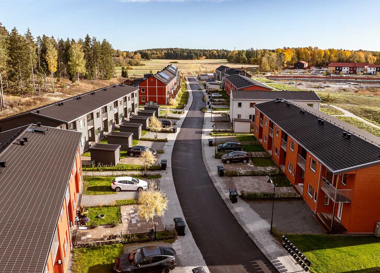 Drönarfoto över kvartersvägen i BoKlok Kronan.