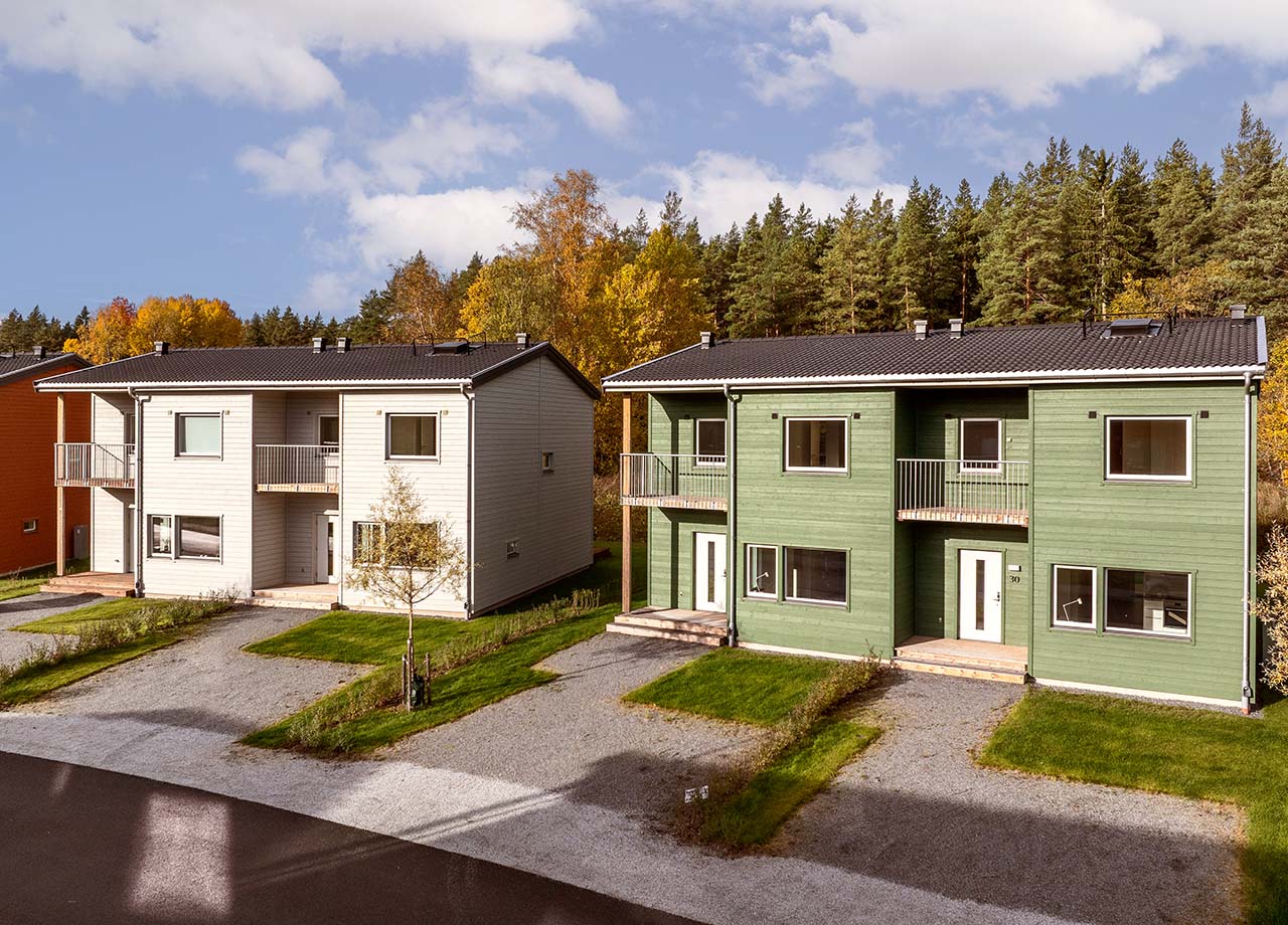 Entréer till grönt och vitt parhus i BoKlok Kronan.