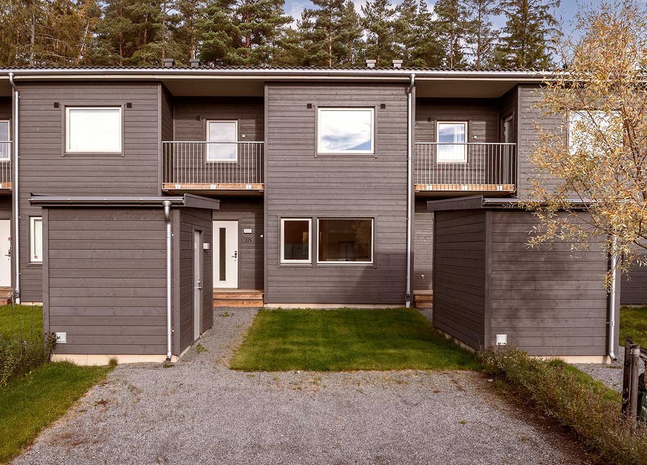 Entréer till grått radhus i BoKlok Kronan.