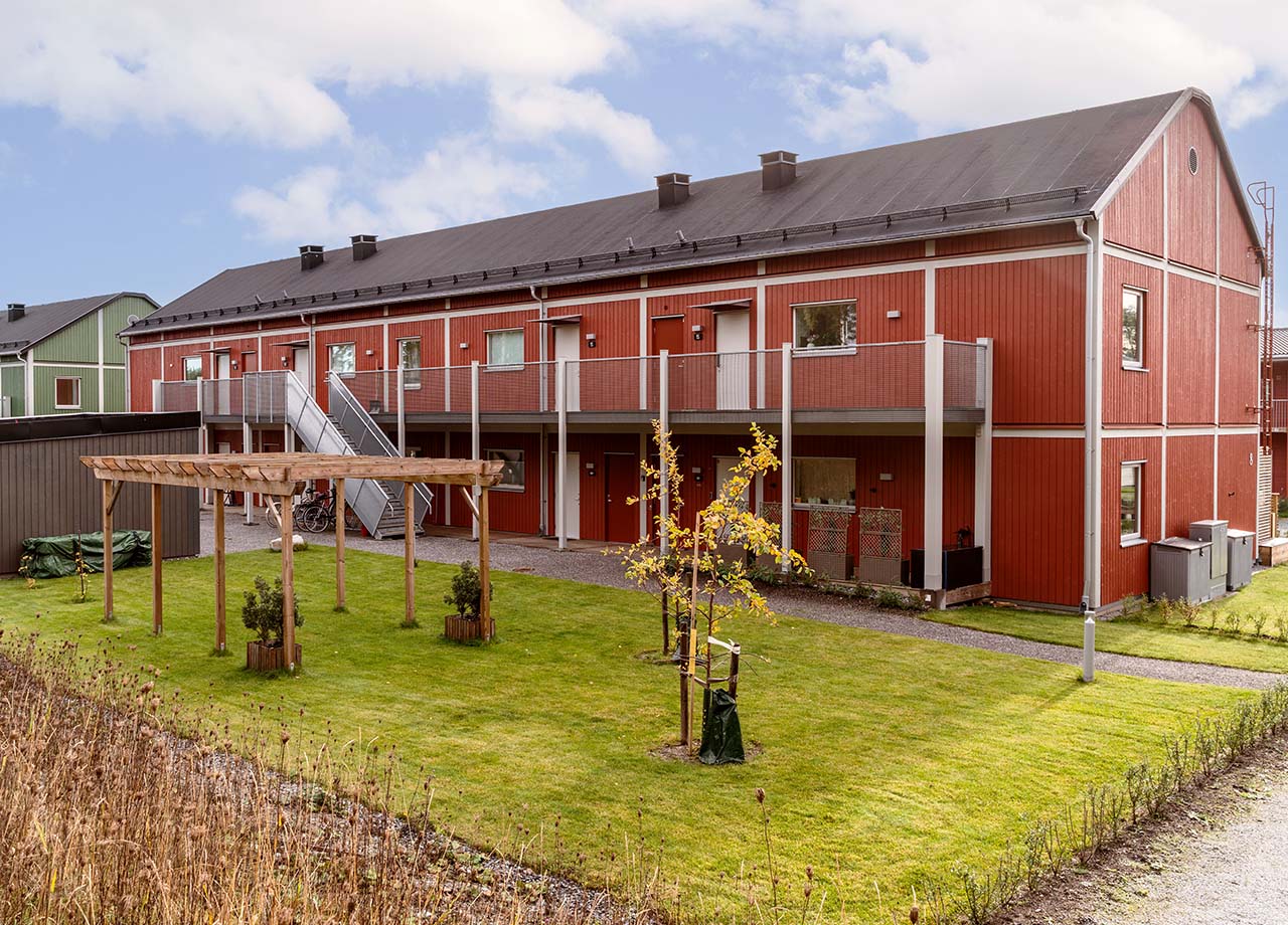 Loftgångssida till lägenheter med pergola i förgrunden i BoKlok Kronan.